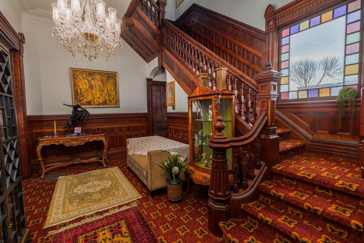 Pinc Lady Mansion Eureka