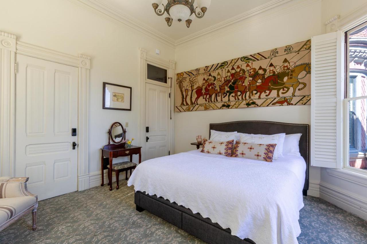 Pinc Lady Mansion *